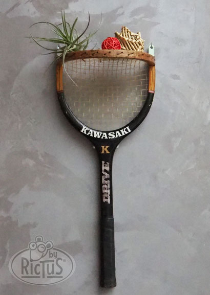 Raquette étagère avec raquette de tennis