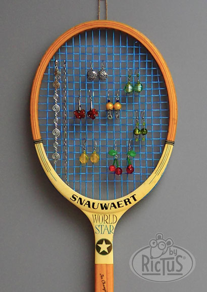 Un support bijoux avec raquette de tennis