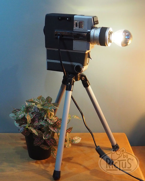 Lampe caméra sur trépied