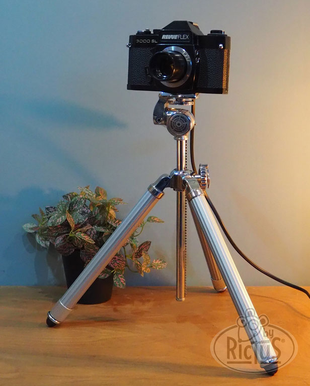 Lampe appareil photo avec trépied Lampe appareil photo sur son trépied chromé
