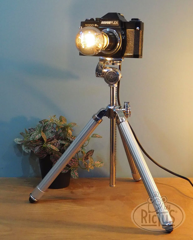Lampe appareil photo sur son trépied chromé