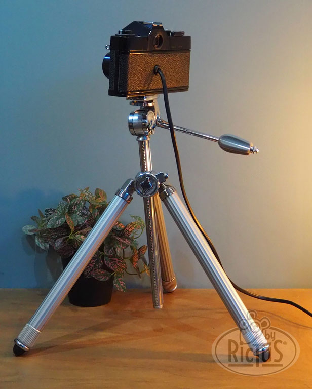 Lampe appareil photo sur son trépied chromé