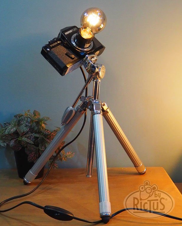 Lampe appareil photo sur son trépied chromé