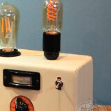 Lampe à poser insolite avec un voltmètre vintage