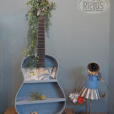 Guitare recyclée en étagère insolite