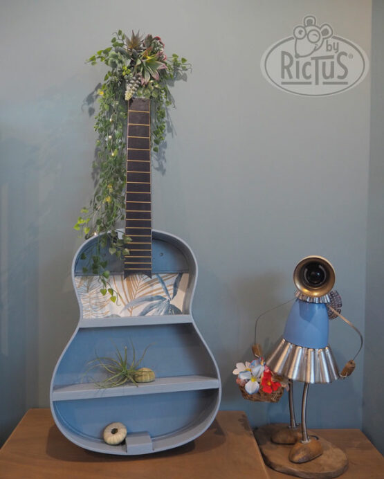 Guitare recyclée en étagère insolite