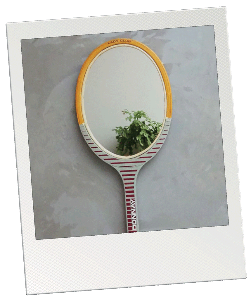 Une raquette de tennis miroir.