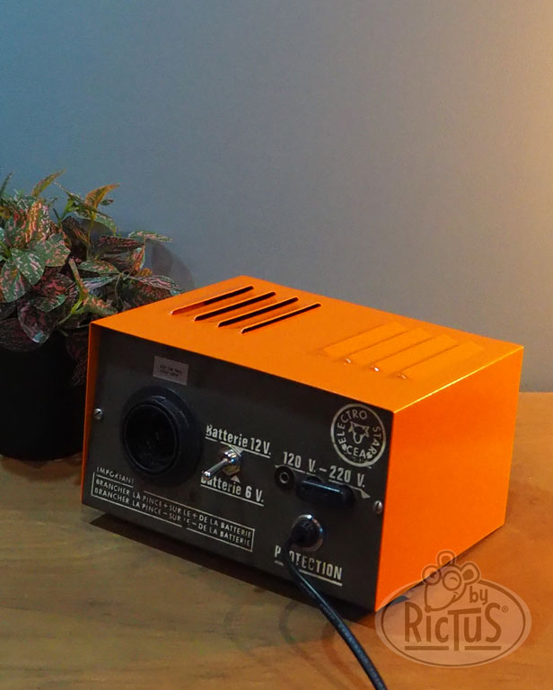 Chargeur de batterie lampe à poser Chargeur de batterie orange transformé en lampe à poser