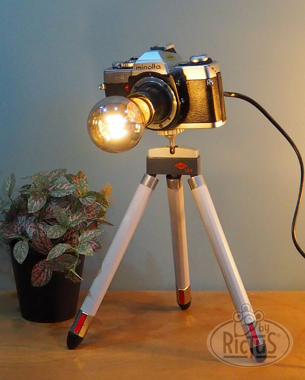 Appareil photo Minolta en lampe à poser