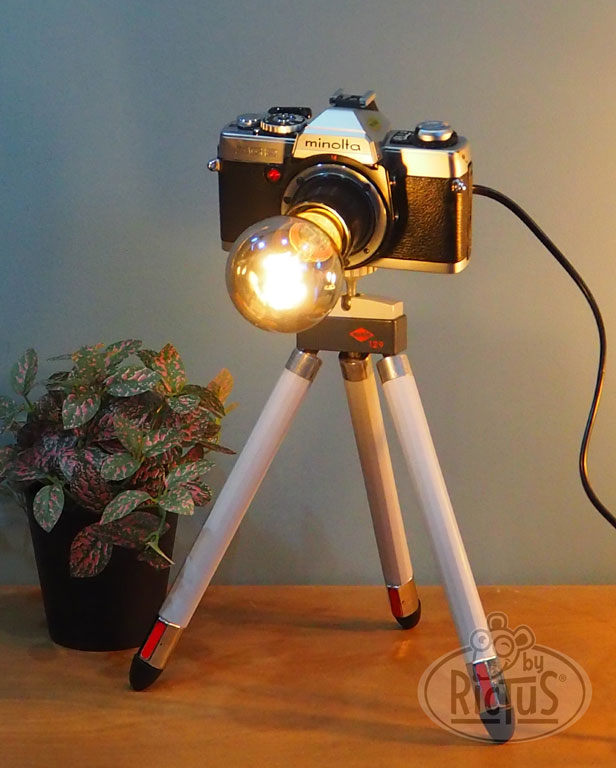 Appareil photo Minolta en lampe à poser